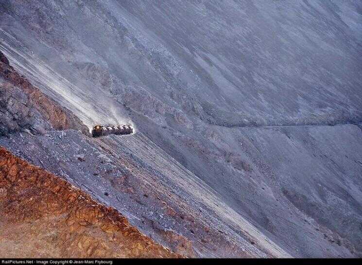 Spectaculaire train Route de mines de cuivre dans les Andes