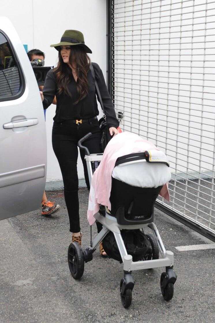 Kourtney Kardashian Takes On Miami avec ses sœurs et sa fille Penelope (Photos)