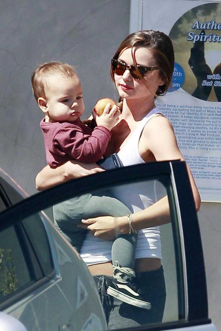 Super Hot Mom Supermodel Miranda Kerr Feuilles de yoga avec bébé Flynn (Photos)