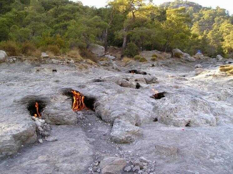 Les roches Flaming de Chimaera, Turquie