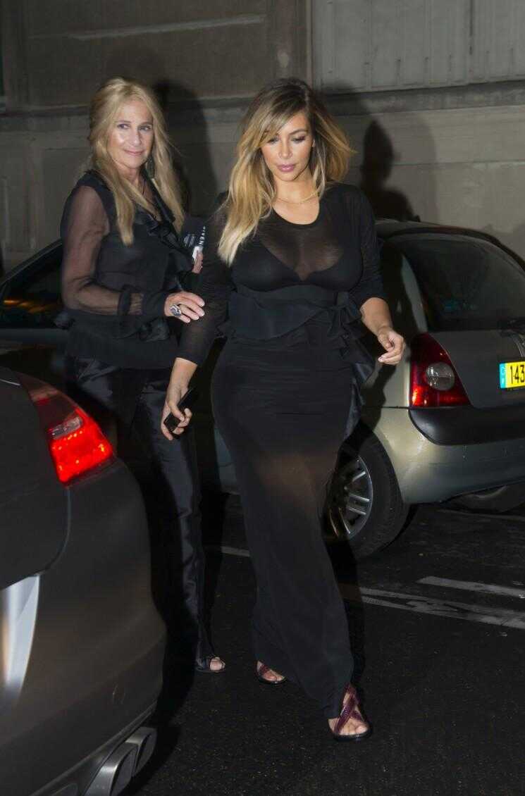 Kim Kardashian semble incroyable Dans Skintight robe noire à la Fashion Week de Paris (Photos)