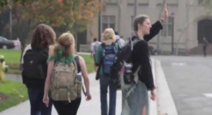Comment les étudiants réagir à un drapeau ISIS agités sur le campus