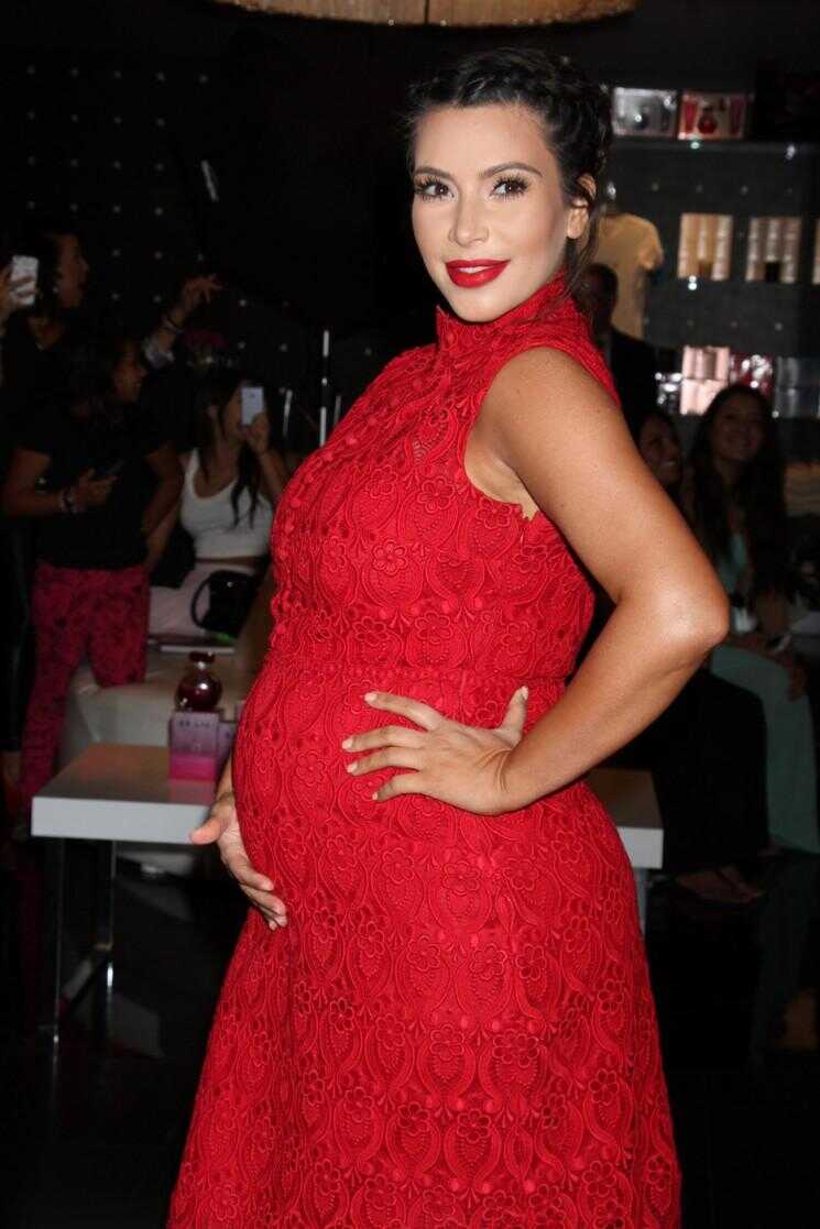 Red Hot à Las Vegas!  Kim Kardashian Bustes Out bosse de bébé dans Robe en dentelle (Photos)