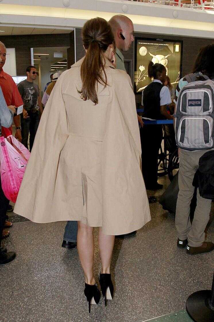Victoria Beckham: Est-ce un cap?  Un trench-coat?  Une Robe?  Épices Posh Mysterious aéroport Outfit (Photos)