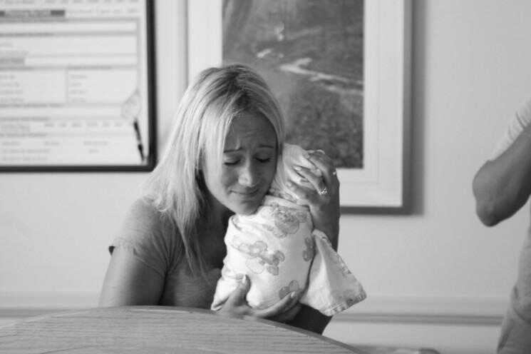 Photographe Captures Moment puissant parents adoptifs d'abord rencontrer leur fille