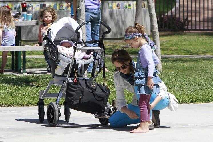 Jessica Alba se bat avec bébés tout comme le reste de nous!  Genre De.  (Photos)