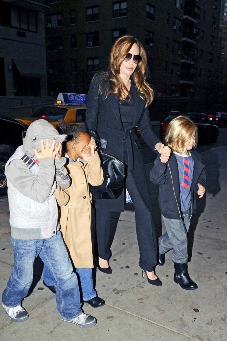Angelina Jolie prend ses filles Voir "The Muppets" In NYC (Photos)