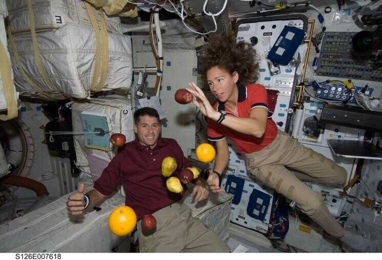 Astronaute Sandra Magnus Cooks dans Zero Gravity