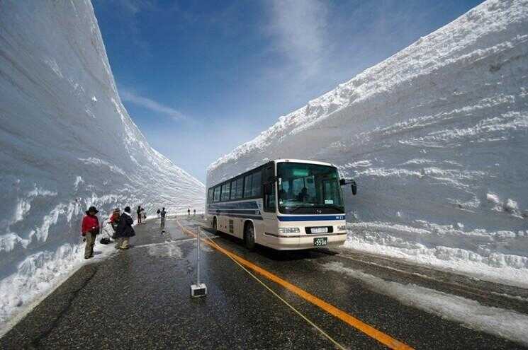 Gigantic mur neige le long Tateyama Kurobe Route Alpine, Japon