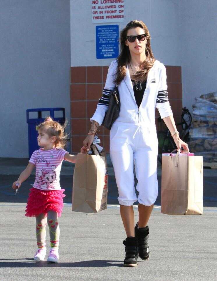 Alessandra Ambrosio prend sa fille Anja Shopping (Photos)
