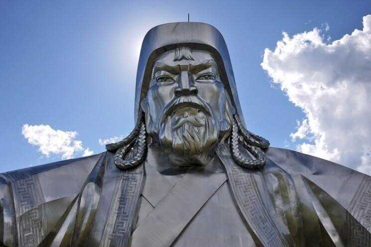 Énorme statue de Gengis Khan en Mongolie