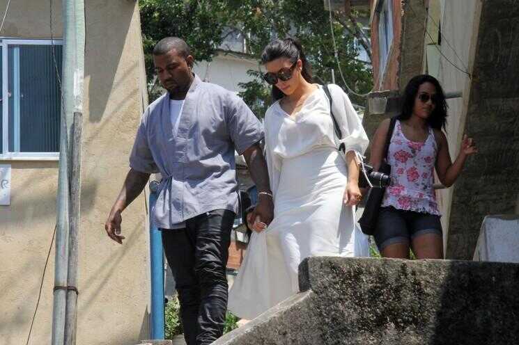 Enfin!  Kim Kardashian porte la robe parfaite Bump bébé blanc, en vacances avec Kanye West et ... Will Smith?  (Photos)