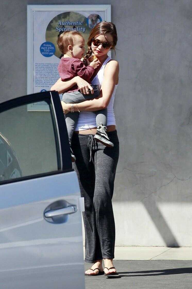 Super Hot Mom Supermodel Miranda Kerr Feuilles de yoga avec bébé Flynn (Photos)