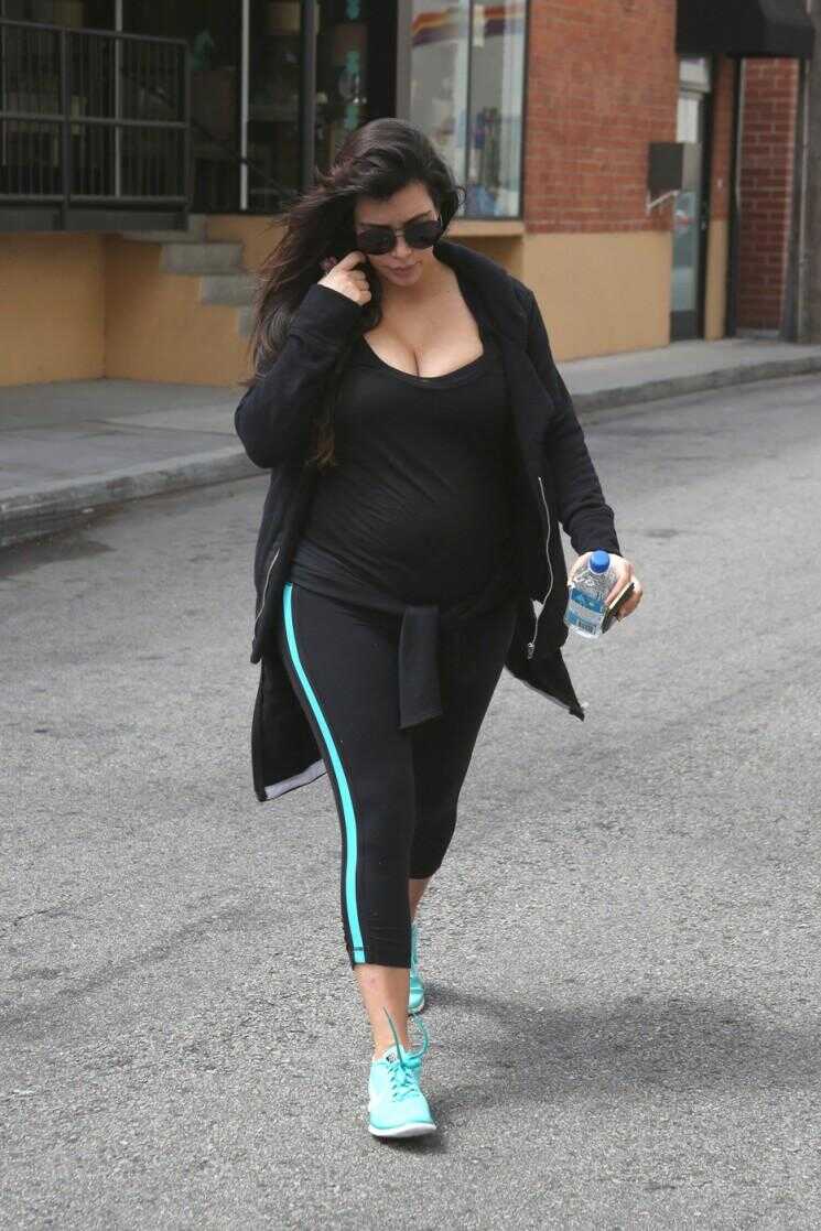 Enceinte Kim Kardashian: est-elle en essayant de "Cabanon" Ses livres de grossesse?  (Photos)