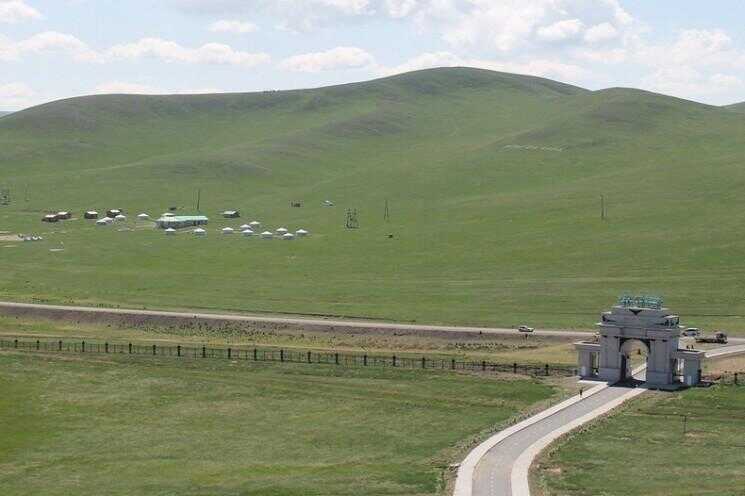 Énorme statue de Gengis Khan en Mongolie
