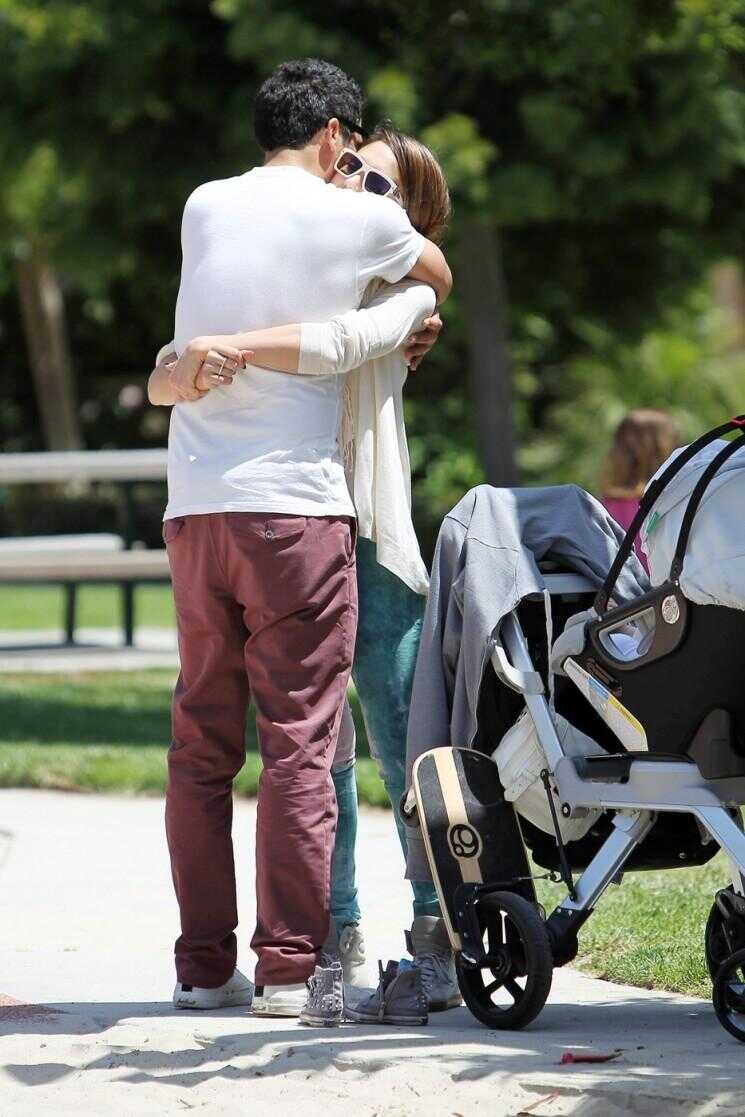 Jessica Alba Has A Family Day At the Park!  (Photos)