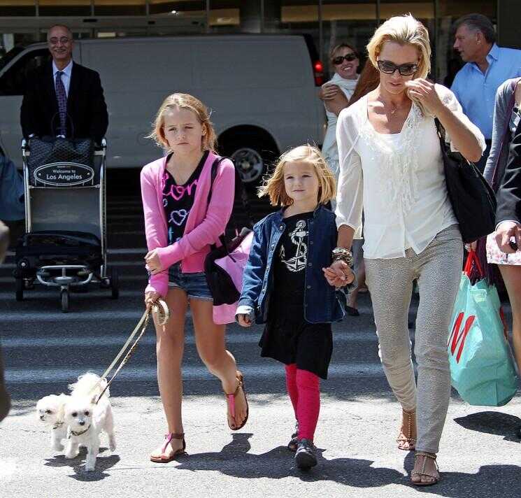 Jennie Garth maintient Alors Casual sortir avec ses filles et leurs chiens (Photos)