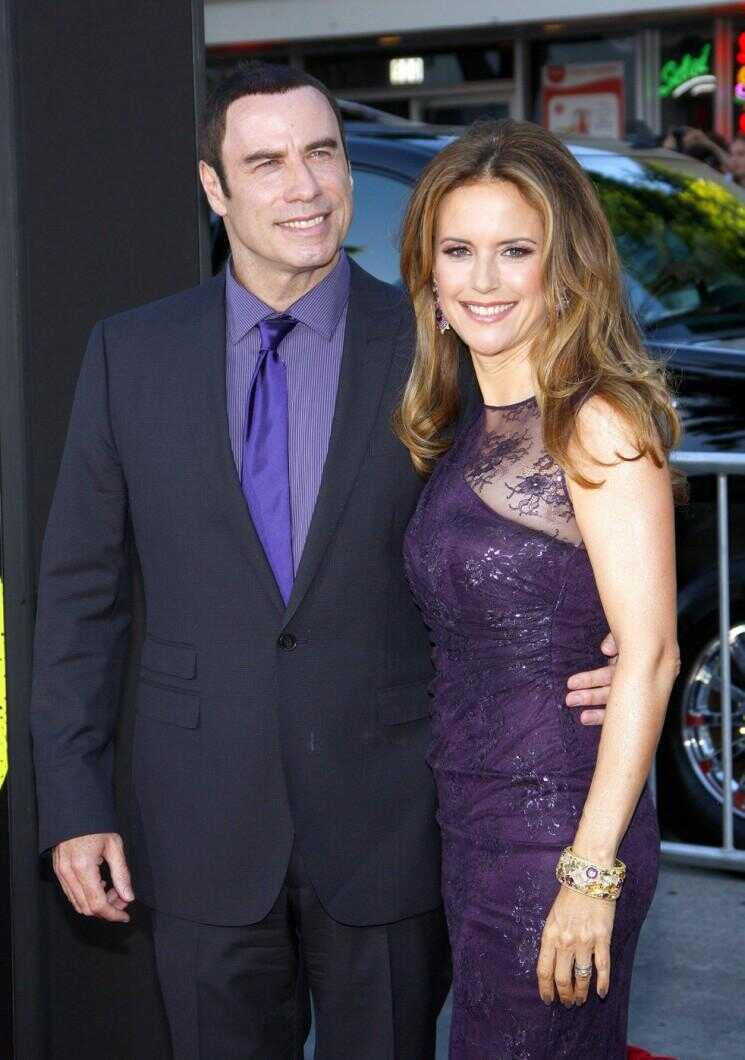 John Travolta et Kelly Preston Smooch sur le tapis rouge: Awkward Much?  (Photos)