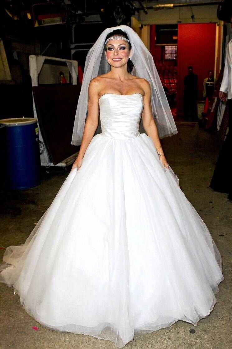 Kelly Ripa robes comme un Kim Kardashian mariée - tandis que les fichiers Kim documents de divorce aujourd'hui!
