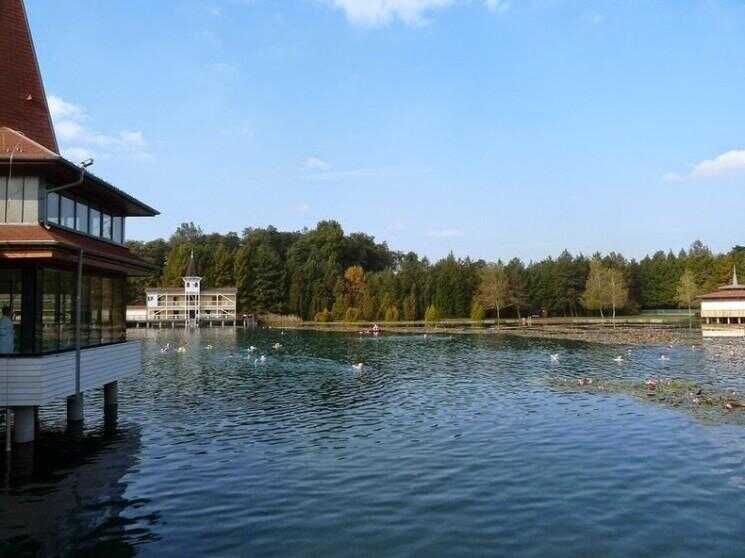 Lake Heviz: plus grand lac thermal d'Europe