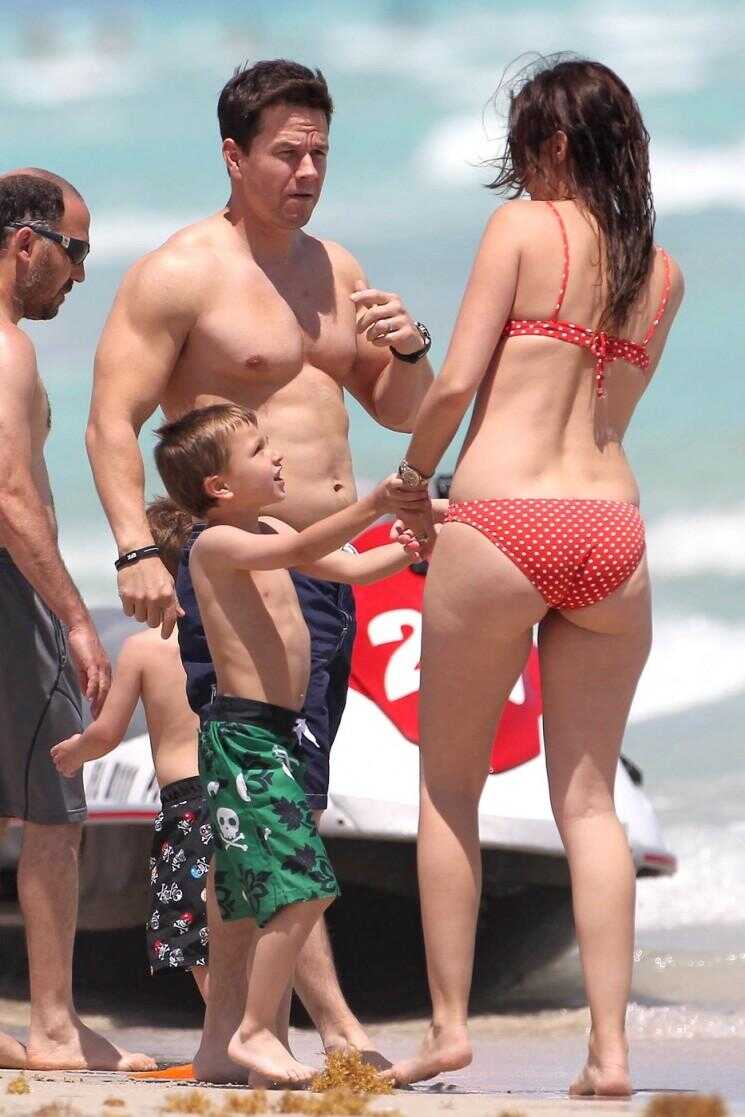 Mark Wahlberg et Famille Passez jour de Pâques A Miami Beach (Photos)