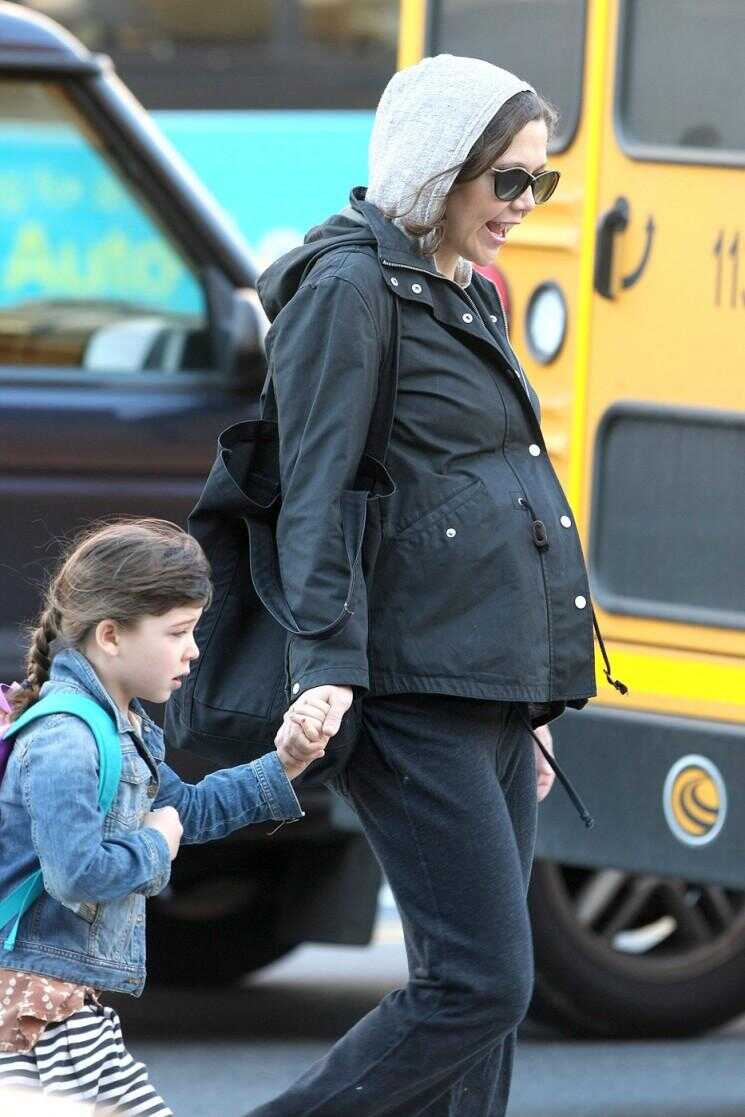 Un Maggie Gyllenhaal Marcher pois très enceinte Avec fille (Photos)