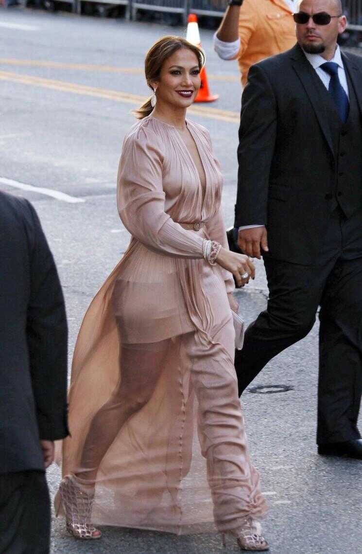 Hit or Miss?  Jennifer Lopezs "Que Attendez" Red Carpet Look (Photos)