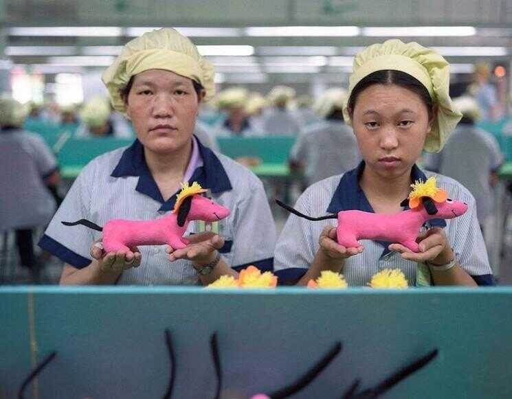 Les travailleurs d'usines chinoises et les jouets qu'ils font