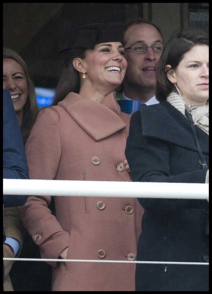 Kate Middleton enceinte Glam et éclatante aux courses!  (Photos)