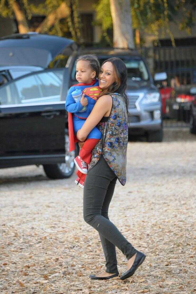 Tia Mowry Shows Off Her Little Superman À M. Bones Pumpkin Patch (Photos)