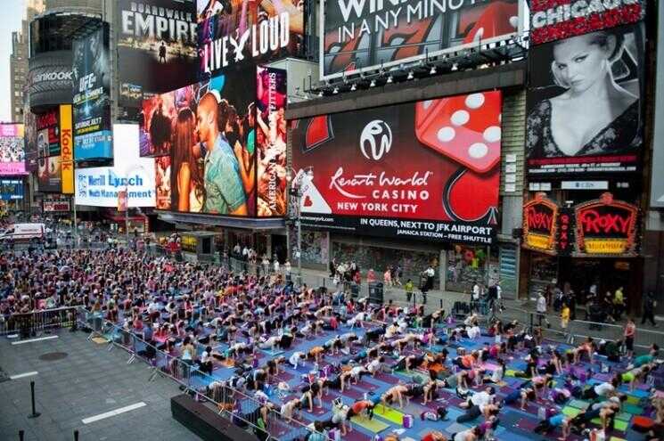 Des milliers effectuer le yoga à Times Square à New York
