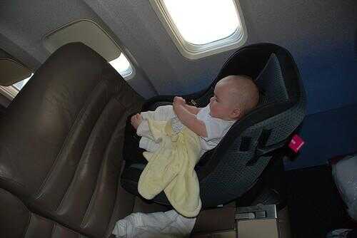 Est-il juste pour interdire les bébés de première classe?  Une compagnie aérienne pense ainsi!