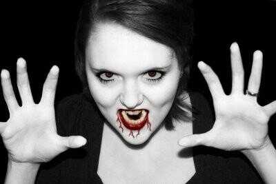 Maquillage pour Halloween comme un vampire - il est tellement bizarre