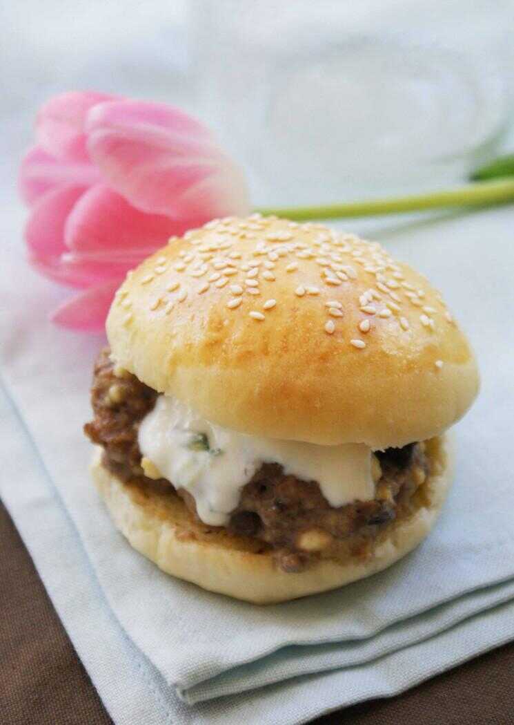 Célébrez le printemps avec Lamb & Feta Burgers