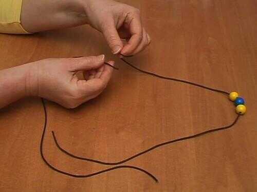cordon noeud en cuir - des instructions pour un collier de cuir