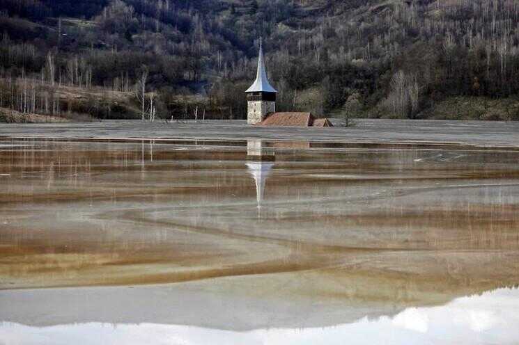 Geamana, Le Village roumain inondée par un lac toxique