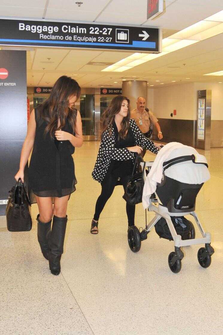 Kourtney, Kim Kardashian Khole & Take Penelope & Mason à Miami!  (Photos)
