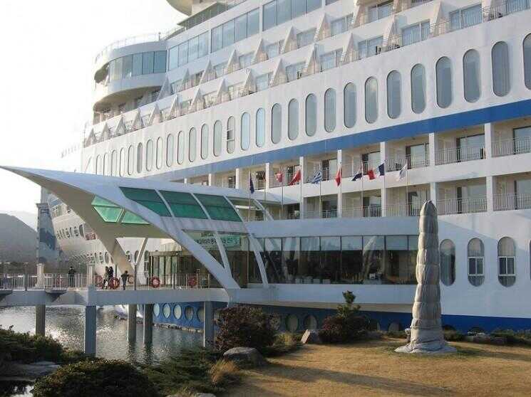 Cruise Ship sur une falaise est en fait un Hôtel
