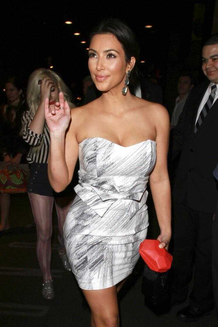 Kim Kardashian rumeurs enceintes écrasé avec Tight Dress Photos