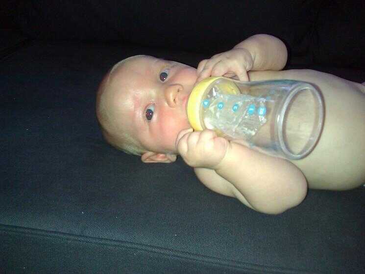 My Baby trouve du réconfort dans la bouteille