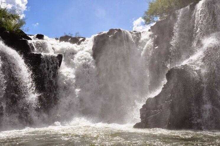Mocona chutes: A 3 km cascade qui est parallèle à la rivière