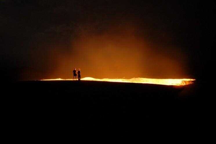 La porte de l'enfer - la combustion du gaz dans le cratère Darvaza, le Turkménistan