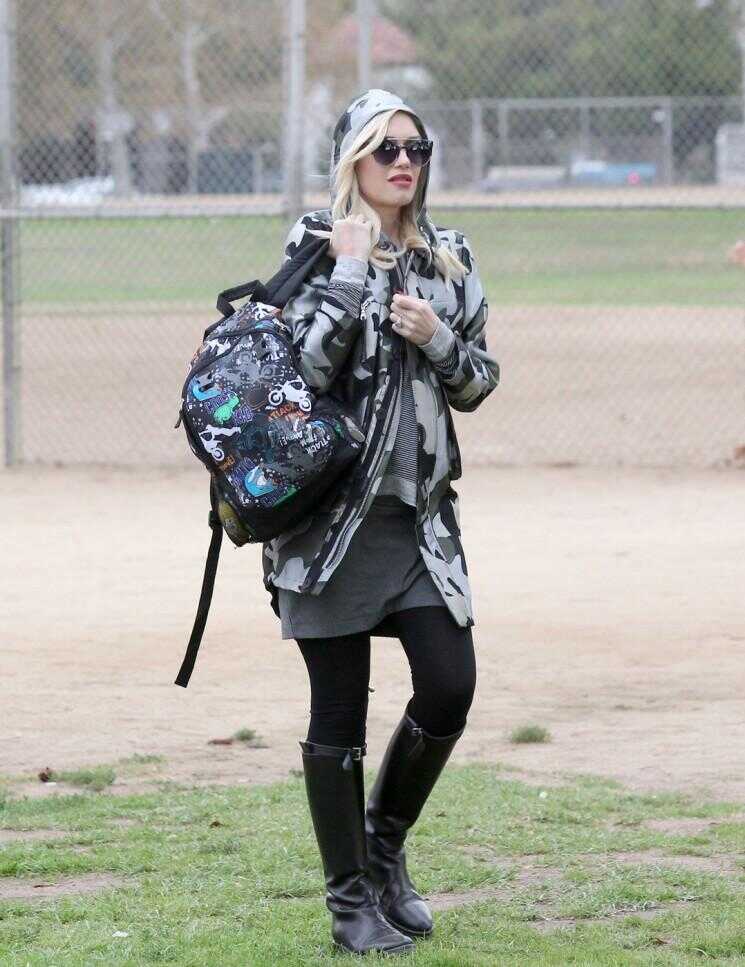 Gwen Stefani: en jonglant avec sa bosse bébé avec ses fonctions Soccer Mom (Photos)