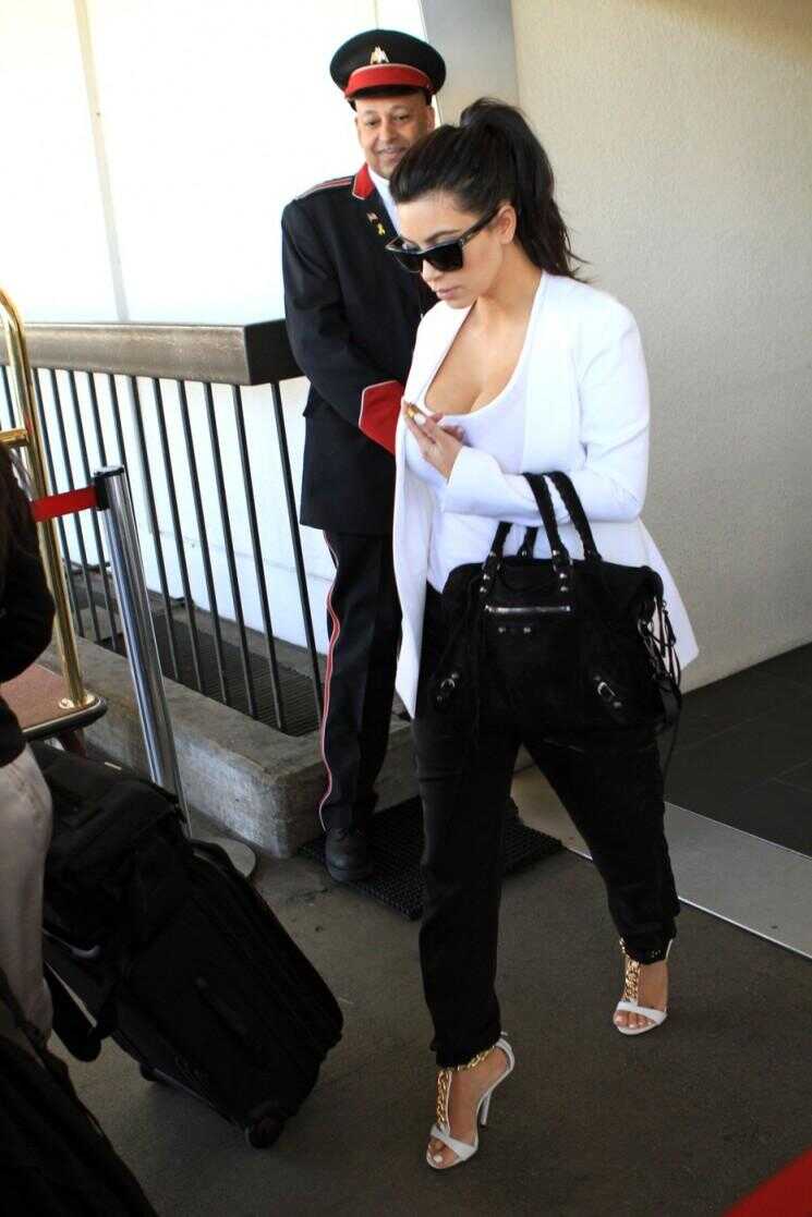 Kim Kardashian enceinte et Sa jet-set bosse de bébé!  (Photos)