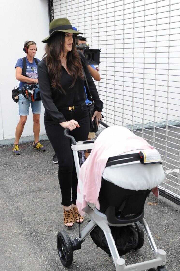 Kourtney Kardashian Takes On Miami avec ses sœurs et sa fille Penelope (Photos)