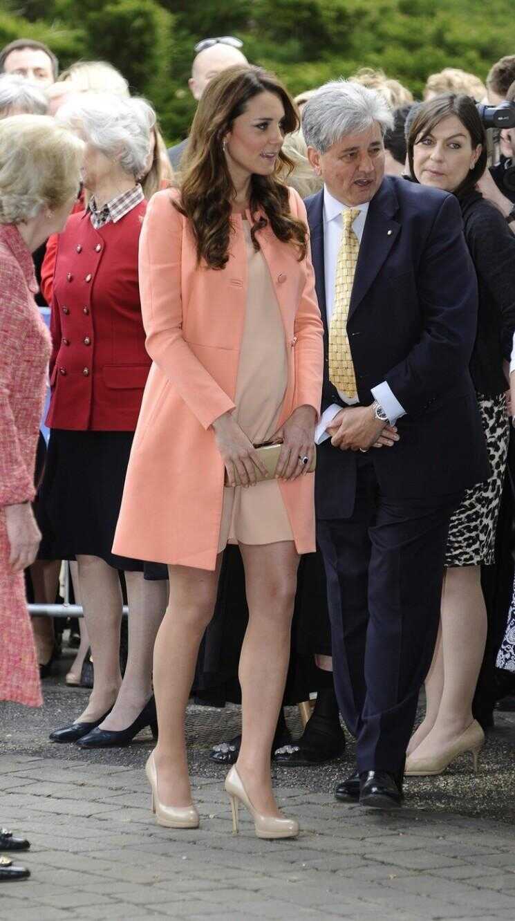 Kate Middleton enceinte bosse de bébé commence à être grande!  (Photos)