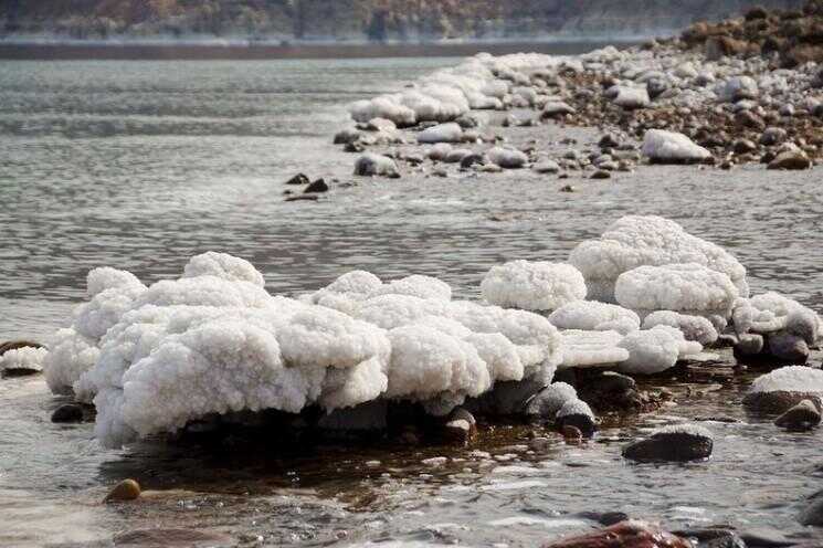 Étranges formations de sel dans la mer Morte
