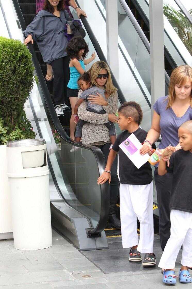 Heidi Klum Spotted avec ses enfants après la classe de karaté (nouvelles photos)