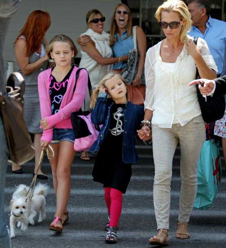 Jennie Garth maintient Alors Casual sortir avec ses filles et leurs chiens (Photos)