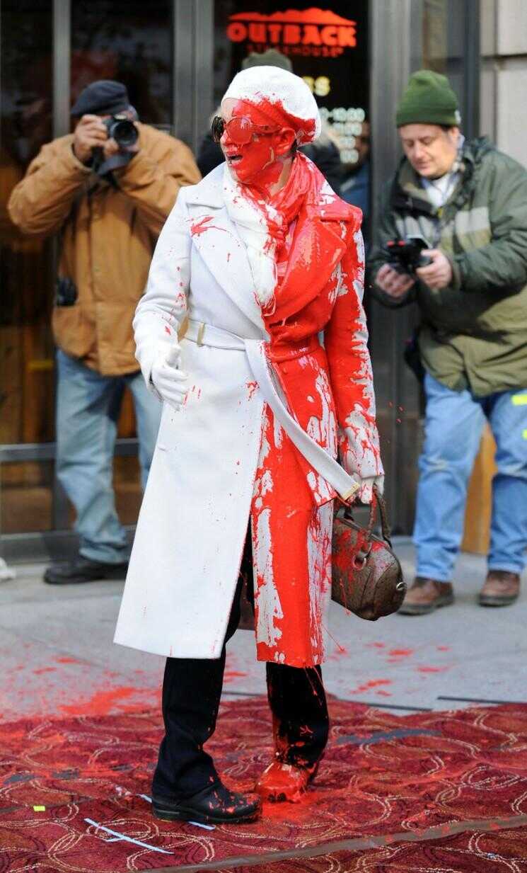 Ick!  Pourquoi Tina Fey totalement couvert dans Fake Blood?  (Photos)